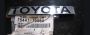 Embleem “TOYOTA“ op achterklep Corolla (E9) ‘87-‘92 Liftback Origineel nieuw
